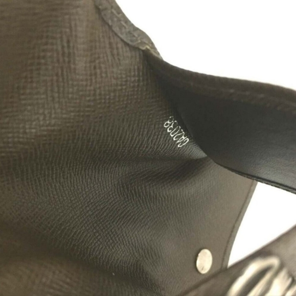 Louis Vuitton Taiga Key Case Pouch Authentic - Picture 9 of 15